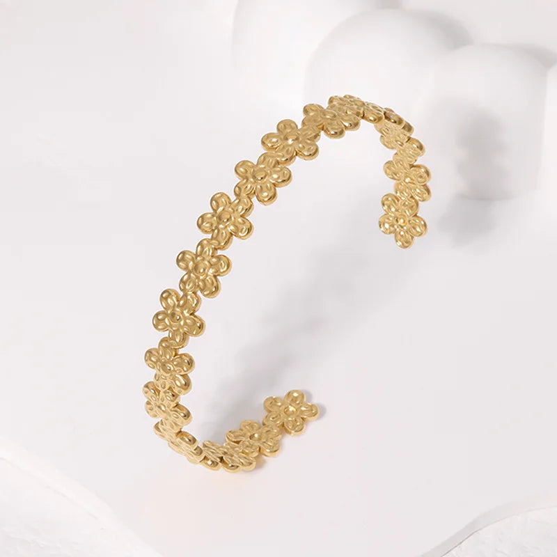 2025 Exaggerated Metal Shell Starfish Bracelet for Women Fashion Gold Color Stainless Steel Cuff Bangle Beach Party Jewelry