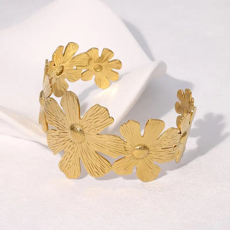 2025 Exaggerated Metal Shell Starfish Bracelet for Women Fashion Gold Color Stainless Steel Cuff Bangle Beach Party Jewelry
